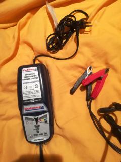 Location : chargeur de batterie Location : chargeur de batterie