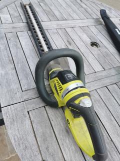 Location : taille haie Location : taille haie