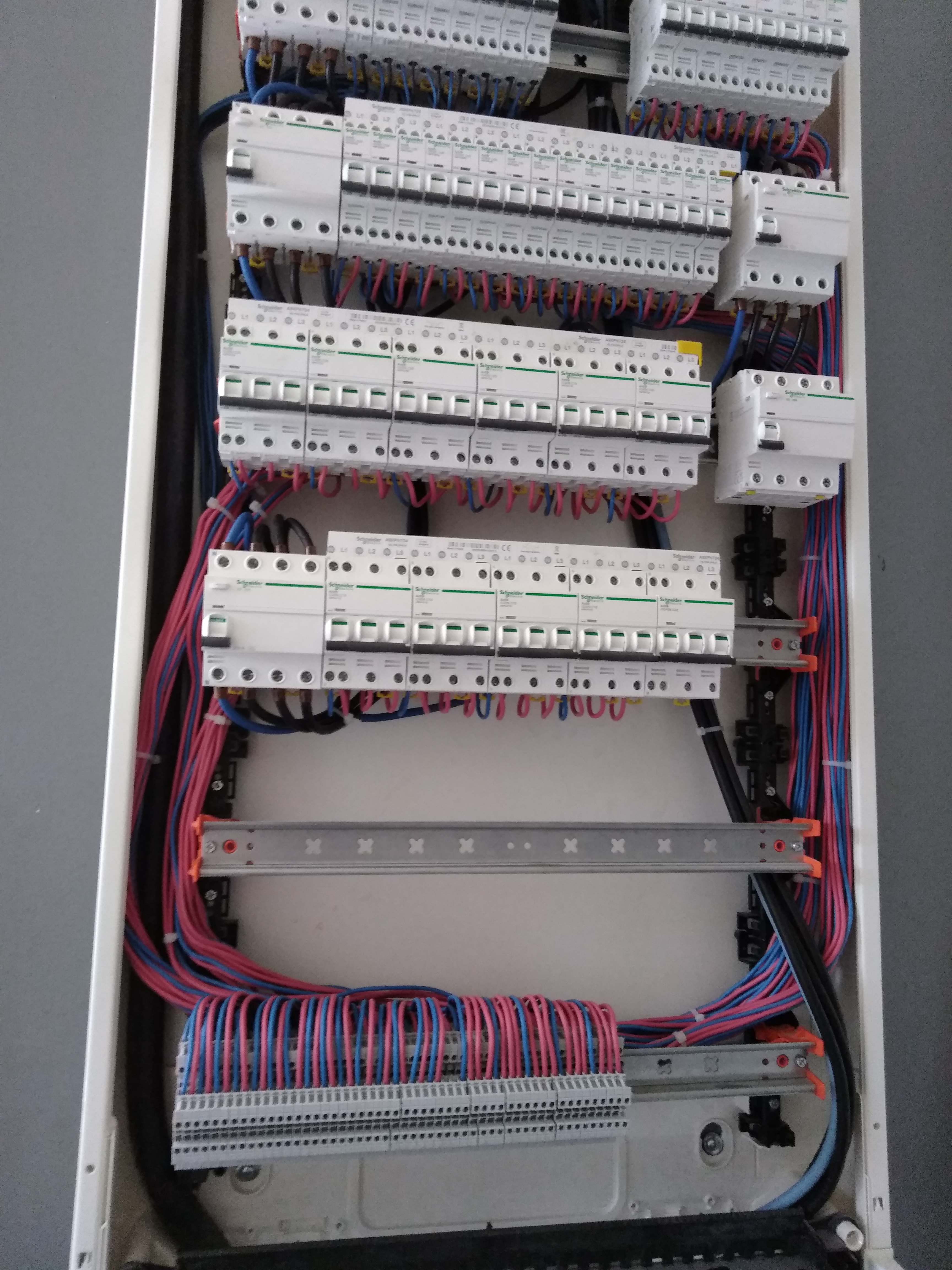 Service electricien 95 entre particuliers