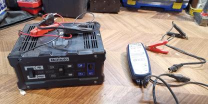 Location : chargeur de batterie Location : chargeur de batterie