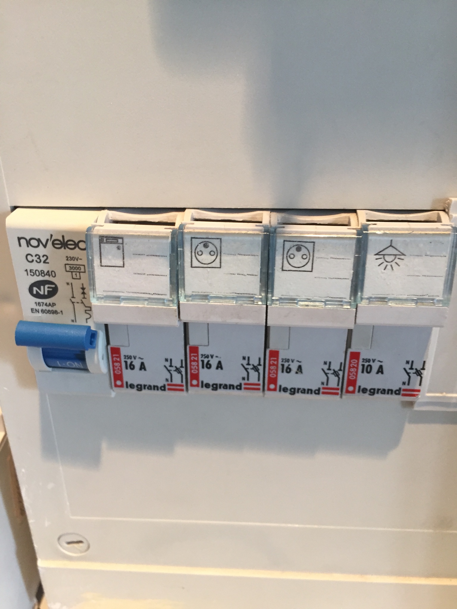 Service electricien 75 entre particuliers