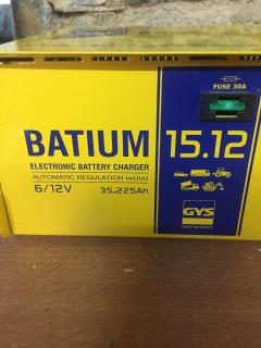 Location : chargeur de batterie Location : chargeur de batterie