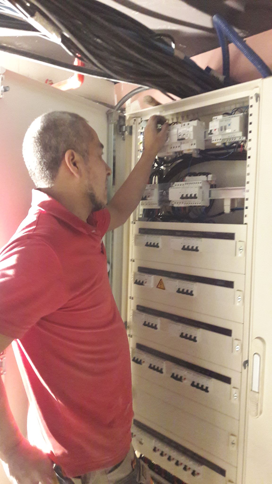 Service electricien 94 entre particuliers