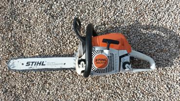 Location : tronconneuse Location : tronconneuse