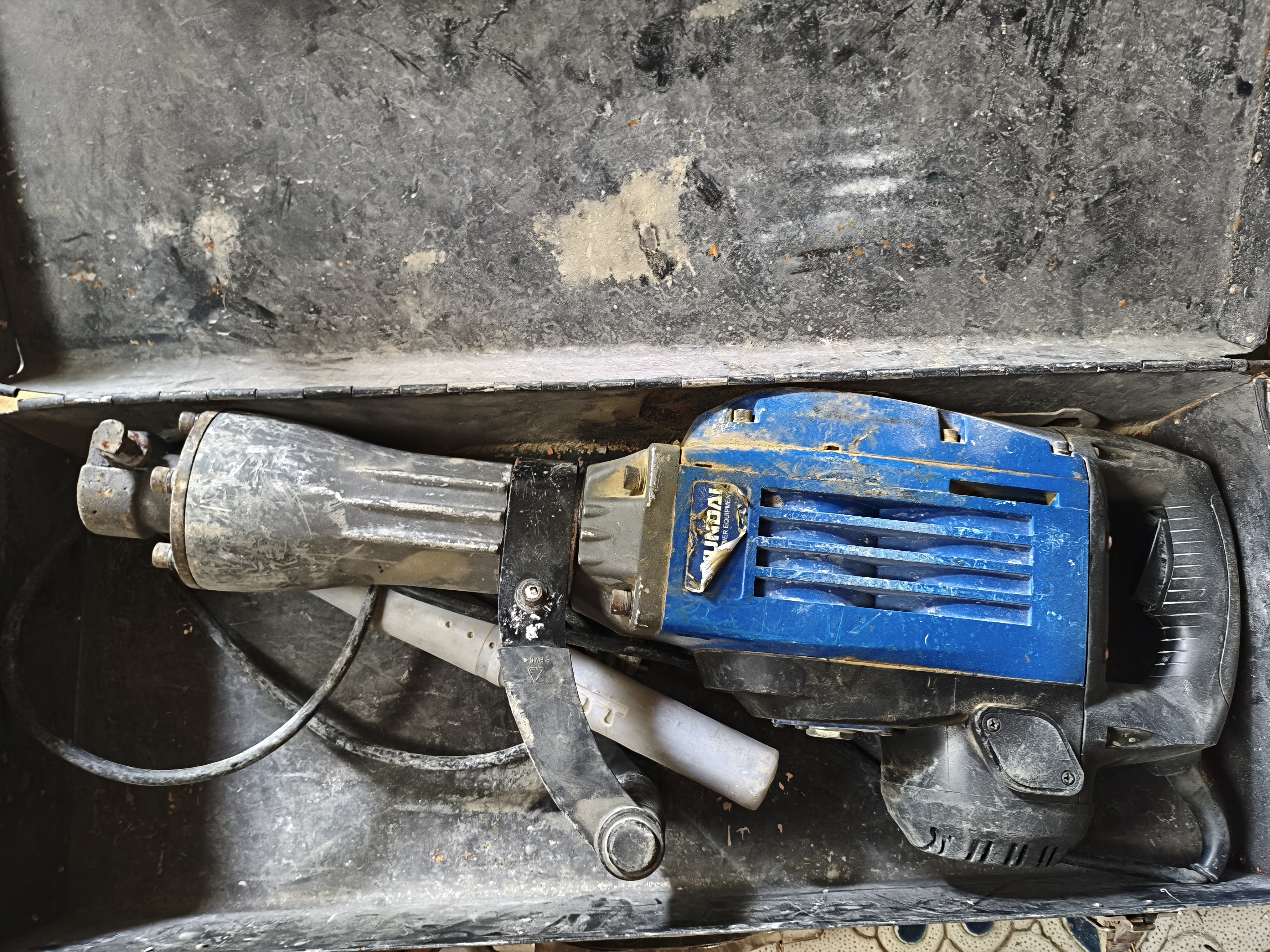 Rental Jackhammer between individuals (01)