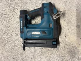 Location : cloueuse Location : cloueuse