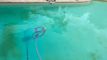 Service : nettoyage piscine Service : nettoyage piscine