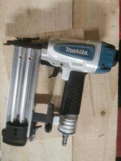 Location : cloueuse Location : cloueuse