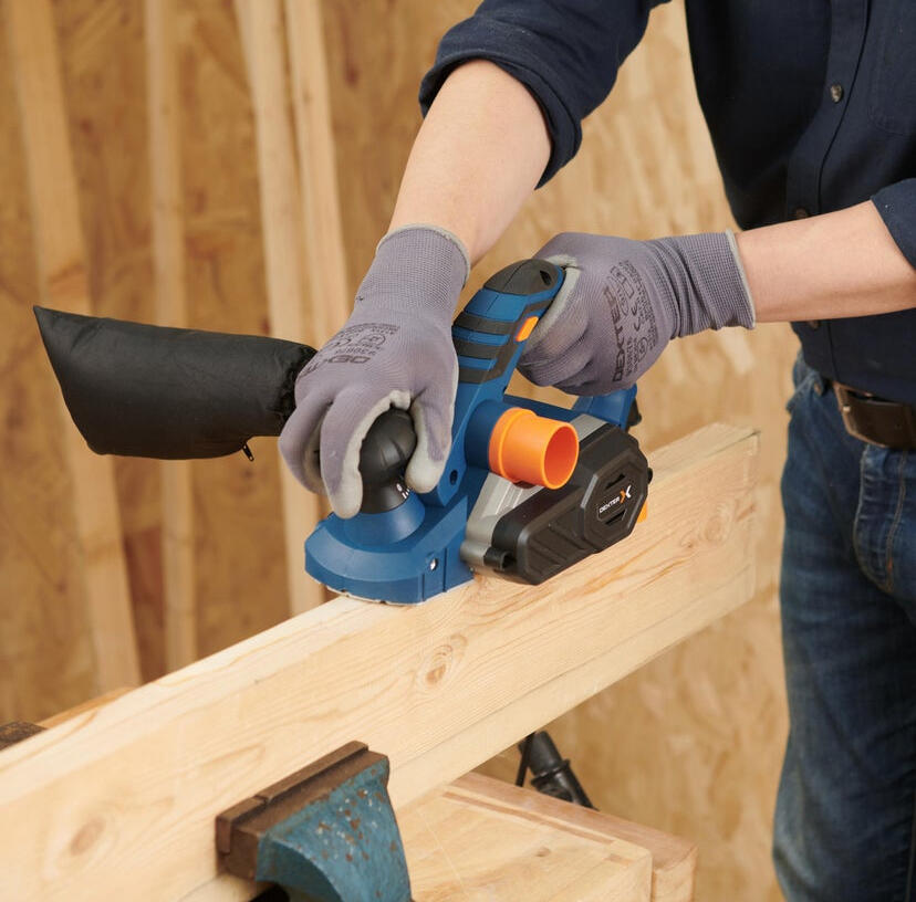 Location ;entailler dans le sens de la longueur (,5mm) ou casser les bords (avec 3 profondeurs au choix : 2 5mm / 4 7mm / 6 9mm ).
le bouton de réglage de la profondeur est accessible et s&#actionne facilement avec des gants pour permettre de régler facilement la profondeur souhaitée.
l&#évacuation des copeaux se fait soit sur le côté droit soit sur le côté gauche de la machine pour s&#adapter à la position du bricoleur.
un sac à poussière est également avec la machine pour récupérer les débris de bois.
le bouton de verrouillage positionné des deux côtés de la poignée la rend accessible aux droitiers comme aux gauchers et permet de démarrer la machine en toute sécurité.
la semelle du rabot permet de travailler du bois jusqu&#à 82mm de large.
le rabot est avec un guide facilement réglable, pour un rabotage droit et précis. 
 #rabot electrique 
 #rabot electrique 94 entre particuliers