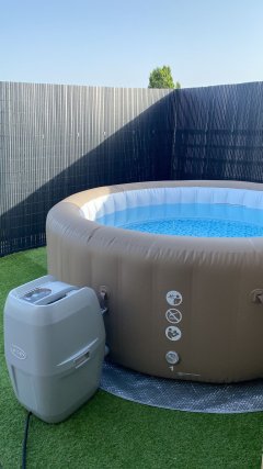 Location : jacuzzi Location : jacuzzi