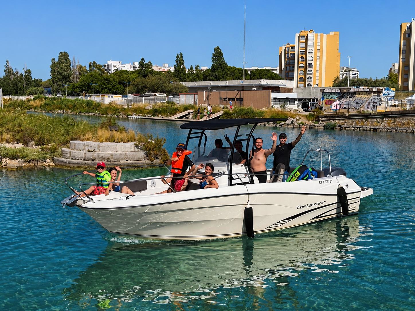 Rental Bateau a moteur between individuals (34)