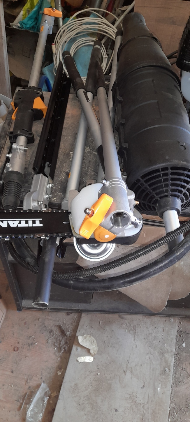 Rental Brush cutter between individuals (11)