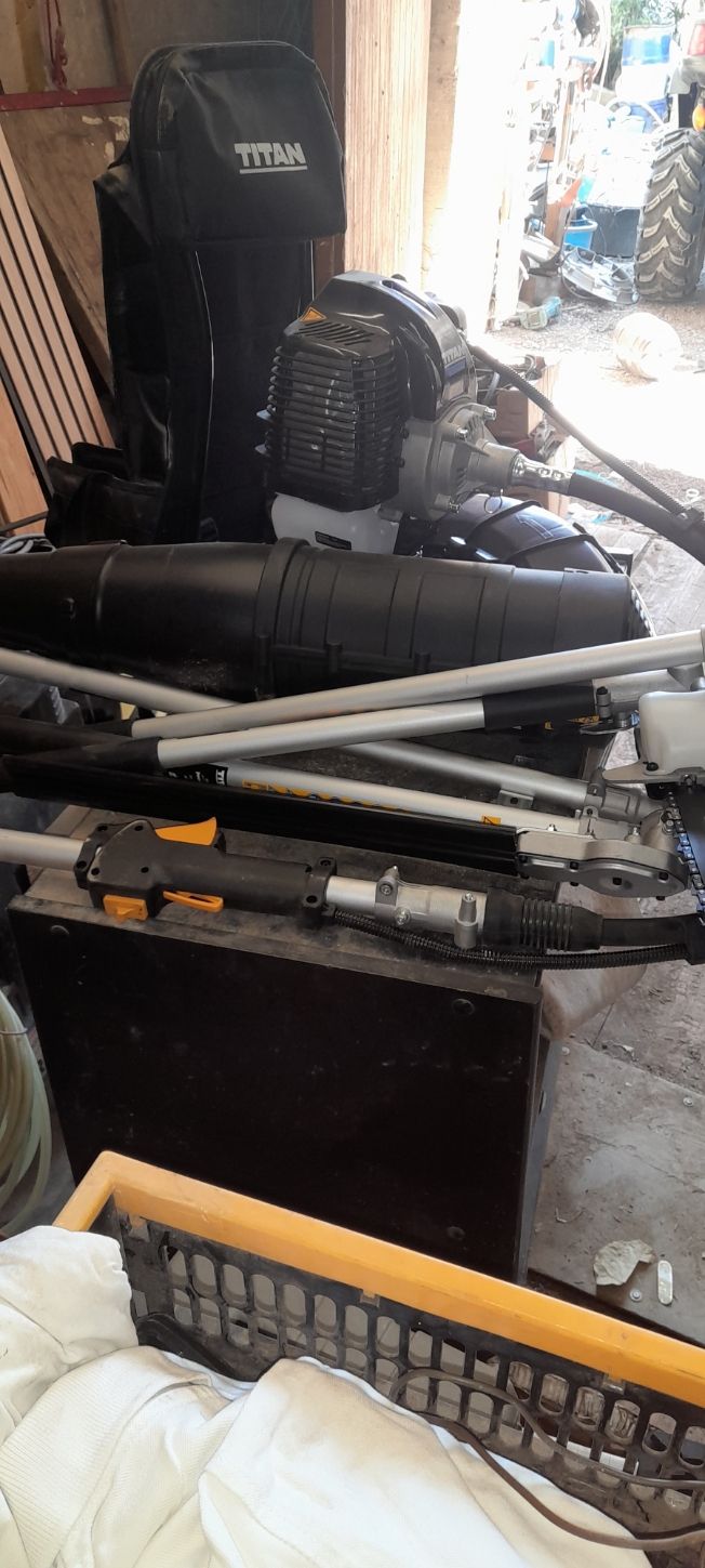 Rental Brush cutter between individuals (11)