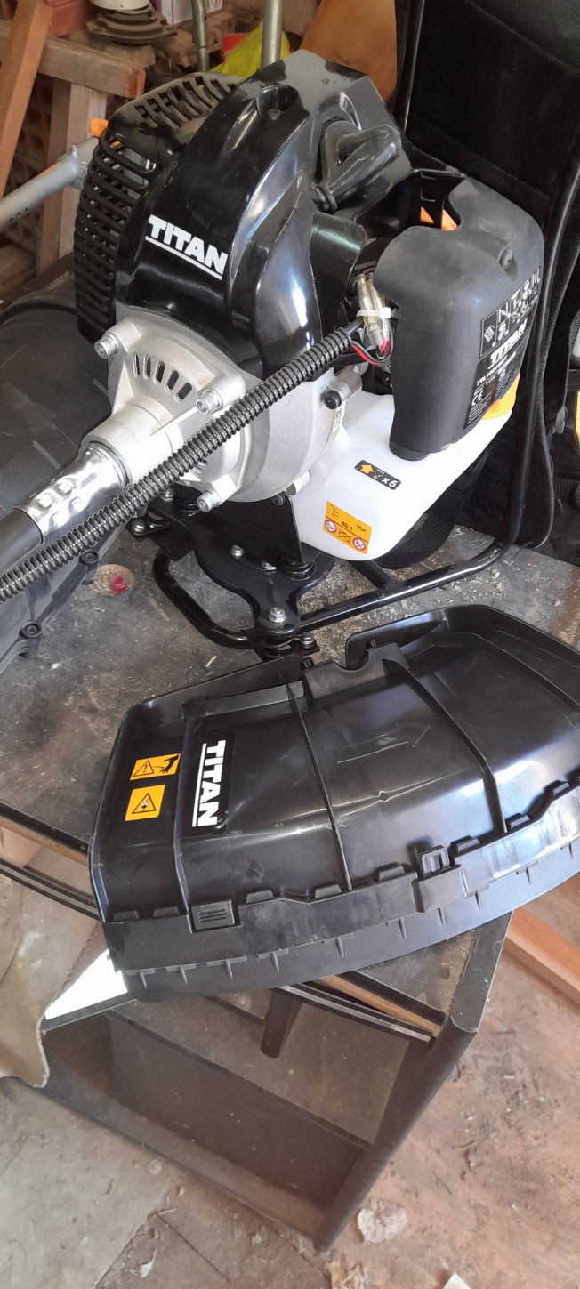 Rental Brush cutter between individuals (11)
