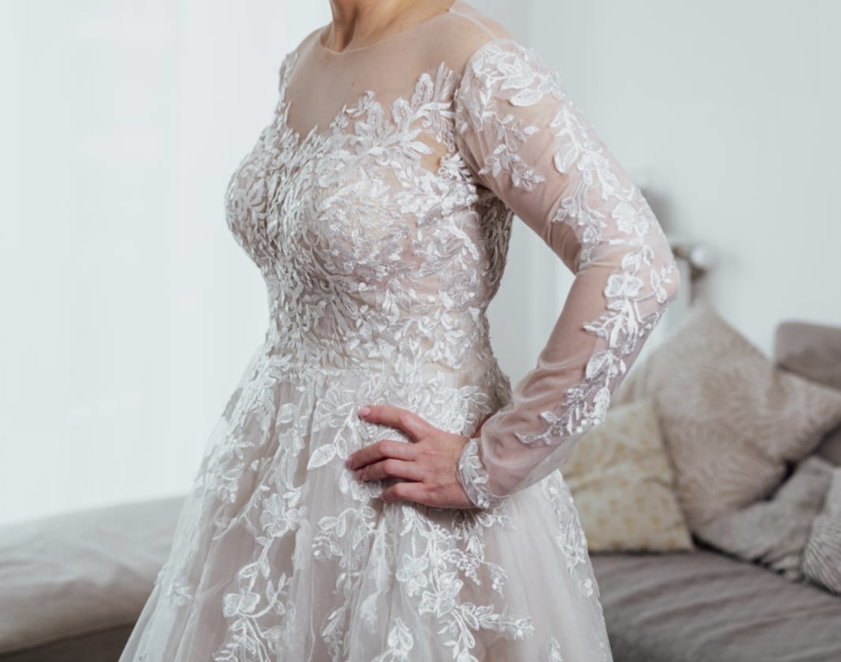 Rental Robe de mariee between individuals (92)
