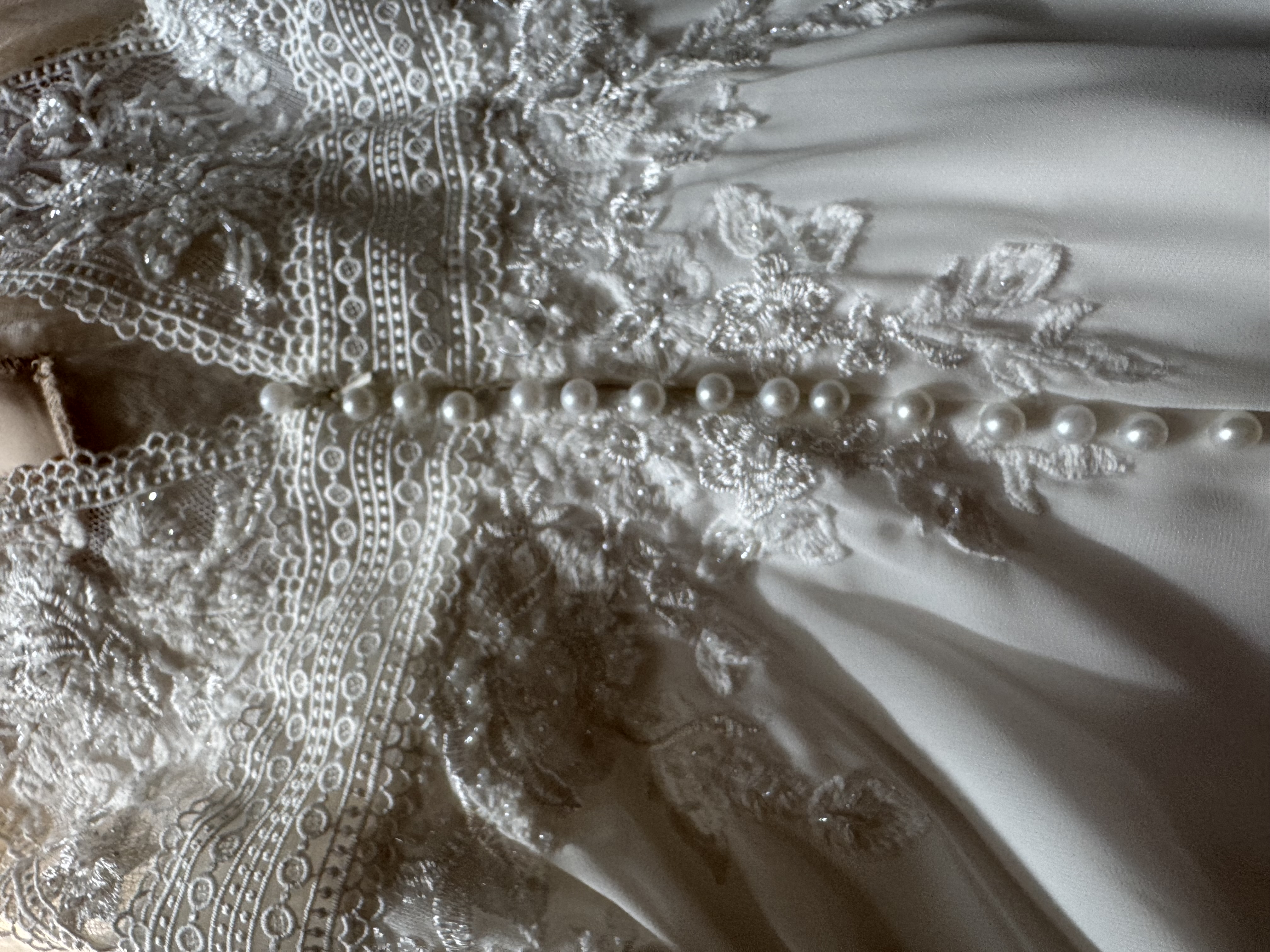 Rental Robe de mariee between individuals (80)